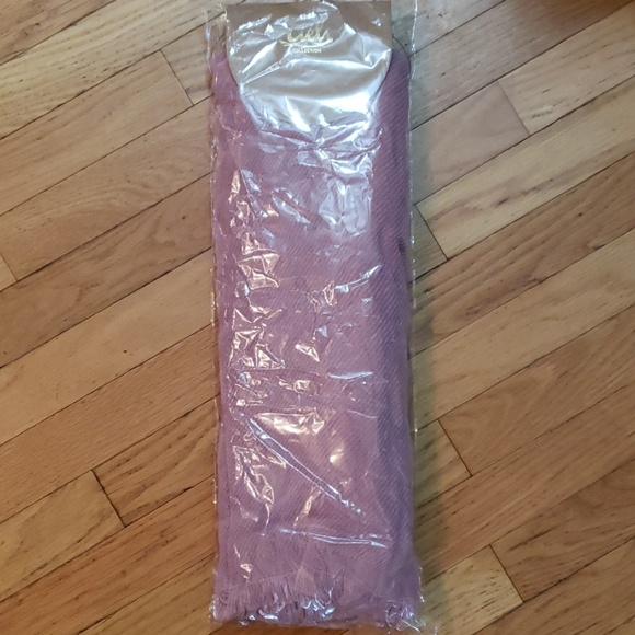 Rose colored scarf - Picture 3 of 3